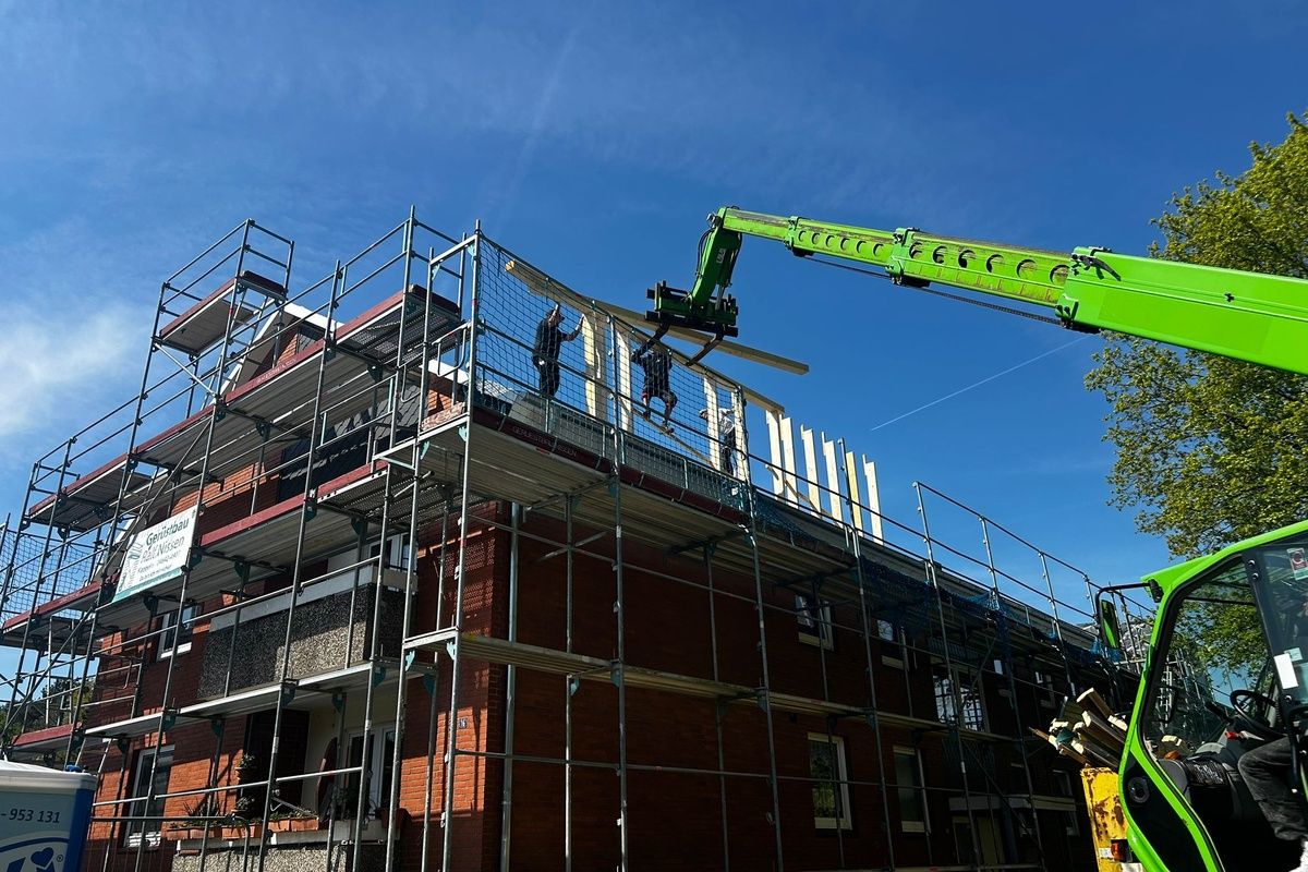 Großbaustelle mit Kran in Hamburg – Dachdeckerei L+L Dachbau