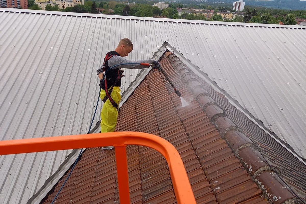 Arbeiten am Dachfirst mit Absturzsicherung in Schleswig – Dachdeckerei L+L