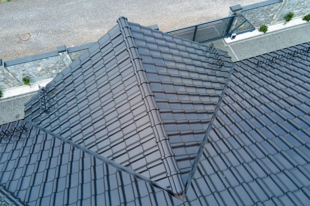 Detailaufnahme einer Dachkehle mit Ziegeln bei der Dachsanierung.