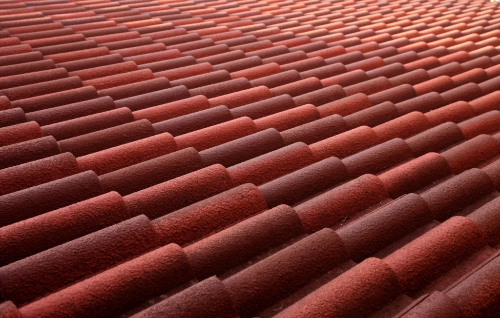 Nahaufnahme von roten Dachziegeln – typische Oberfläche nach Neueindeckung.