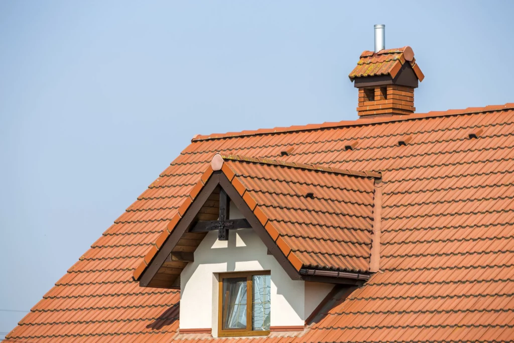 Satteldach eines Wohnhauses mit neuen Ziegeln nach Dachsanierung.