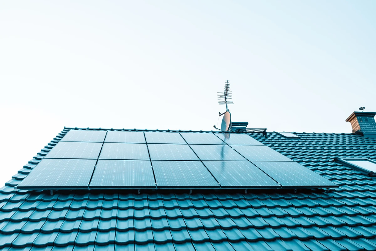 Photovoltaik bei Dachsanierung: Vorbereitung, Unterkonstruktion und Anschlüsse