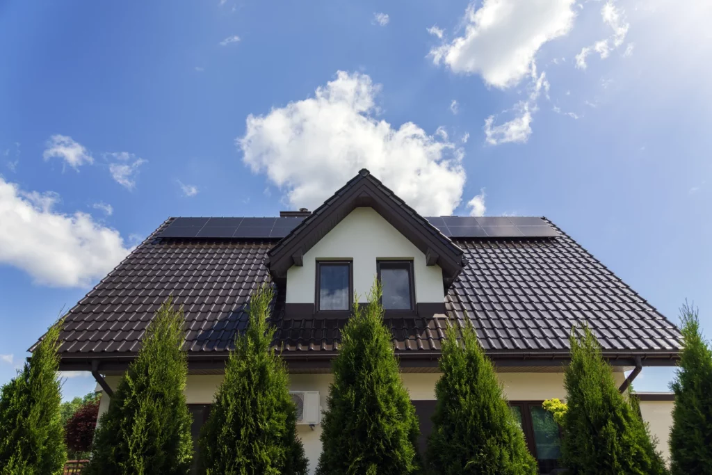 Photovoltaikanlage auf Einfamilienhaus-Dach in Hamburg – saubere Energie mit integrierten Solarmodulen.