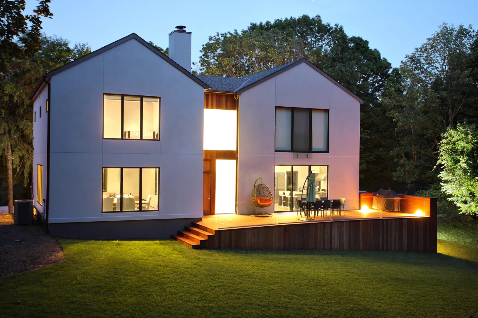 Modernes Einfamilienhaus mit Garten und installierter Solartechnik von Dachdeckerei L&L Hamburg.