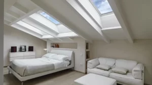 Heller Dachgeschossraum mit neuen Dachfenstern für mehr Tageslicht nach Dachfenster-Austausch