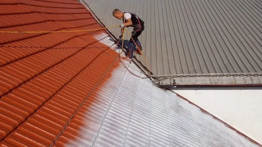 Dachdecker bei der Reparatur eines Sturmschadens am Ziegeldach in Hamburg nach Unwetter