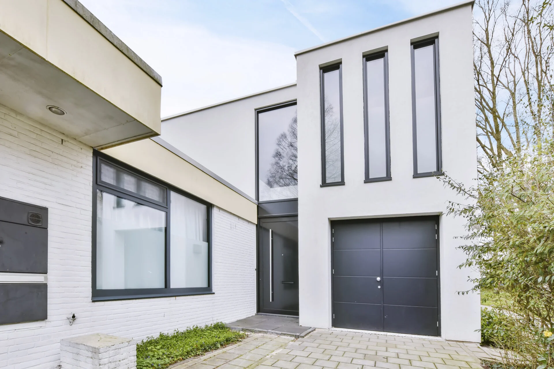 Professionell abgedichtetes Flachdach an modernem Wohnhaus in Hamburg