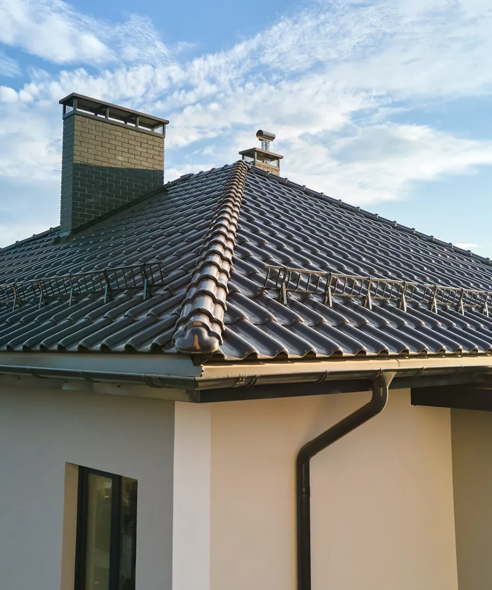 Schneefang mit Gratziegeln auf saniertem Dach – Detailaufnahme einer Dachsanierung.